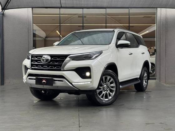 TOYOTA HILUX SW4 2.8 D-4D TURBO DIESEL SRX 7L 4X4 AUTOMÁTICO
